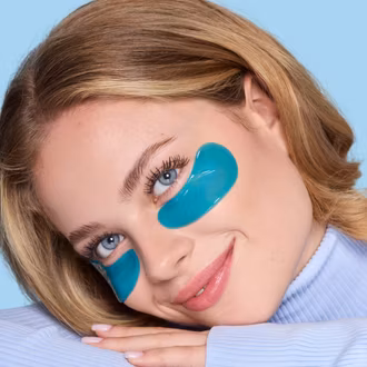 Foto einer Person während der Anwendung der Deep Hydration Augenpads