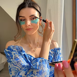 Stimmungsbild Produkt Emily in Paris Bakuchiol Bow