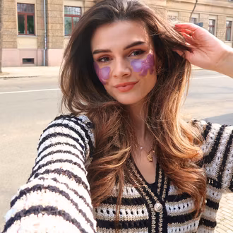 Stimmungsbild Emily in Paris Bakuchiol Bow